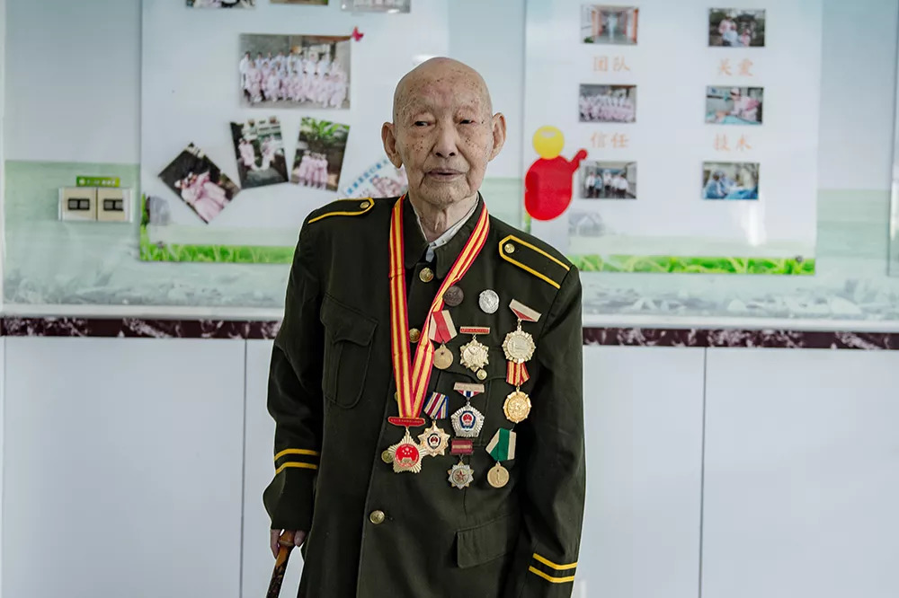 抗战老兵致敬建党100周年致敬抗战老兵，共庆建党100周年